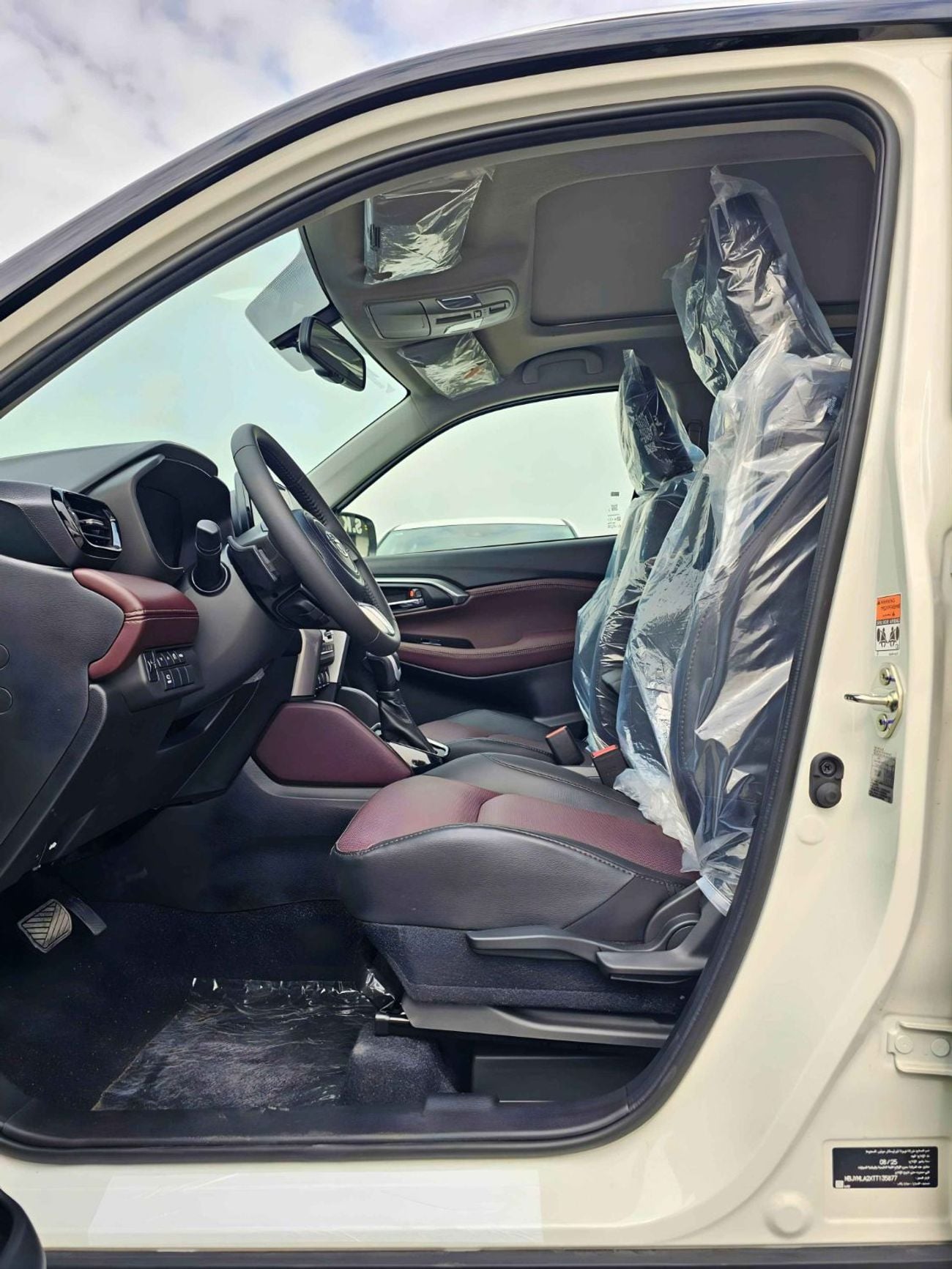 تويوتا أوربان كروزر GLX NEODRIVE DUAL TONE / 1.5L PETROL V4 / PANORAMIC ROOF / HEADS UP DISPALY / 360*CAMERA (CODE # UB1