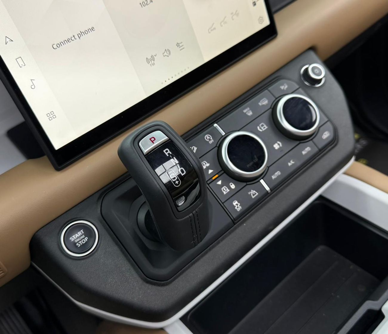 لاند روفر ديفندر P400 90 X-Dynamic HSE 3.0L (5 Seater) 2025 Land Rover Defender 90 P400 X-Dynamic, 3.0L Turbocharged 