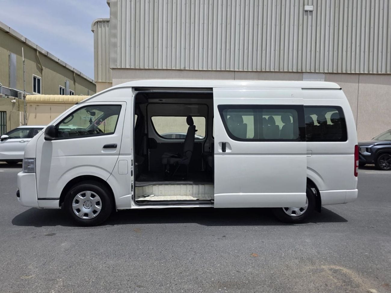 Toyota Hiace TOYOTA HIACE COMMUTER VAN RHD 2015 MODEL 3.0 L DIESEL AUTOMATIC(PM15122)