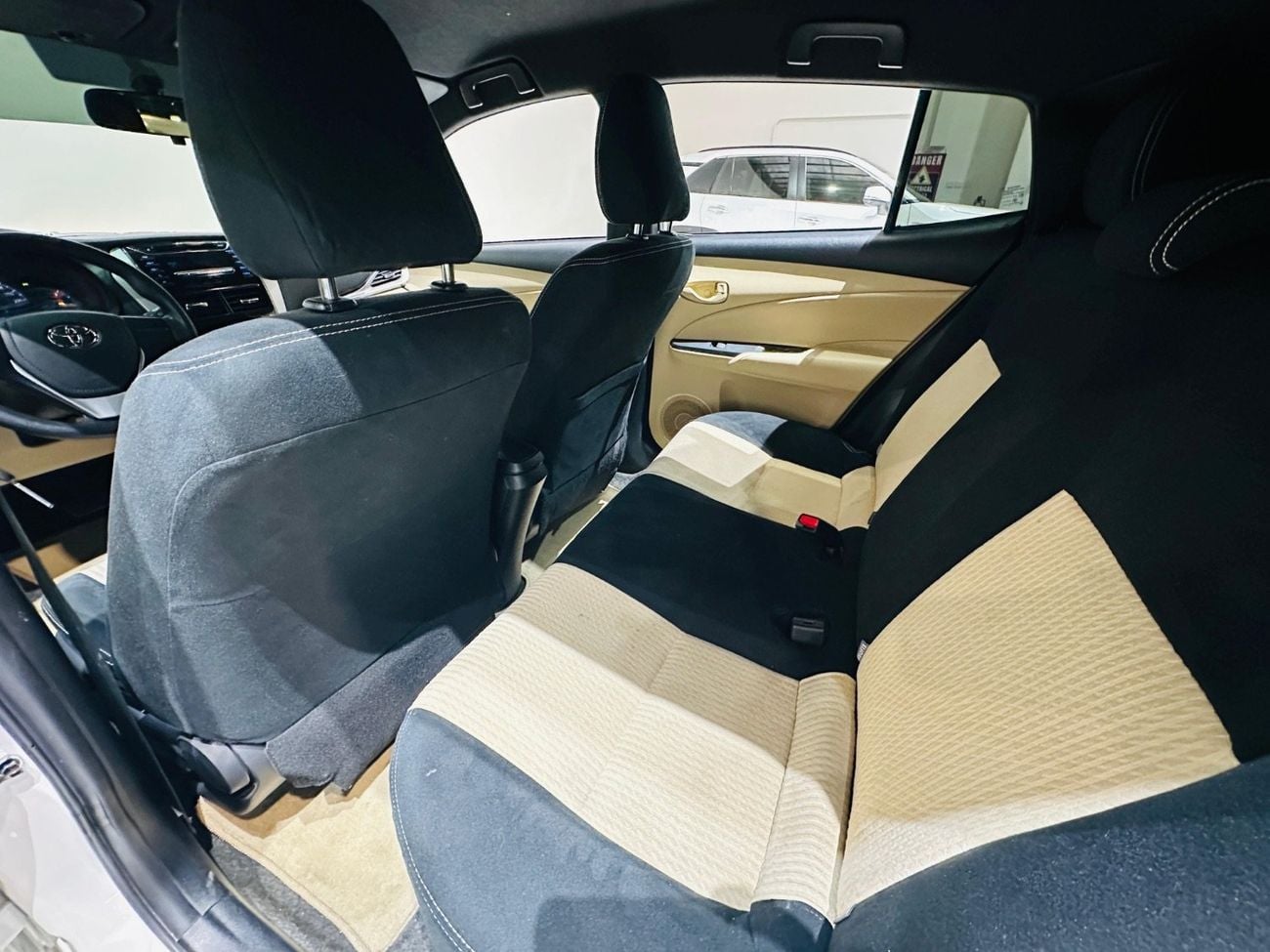 تويوتا يارس Std 1.3L hatchback