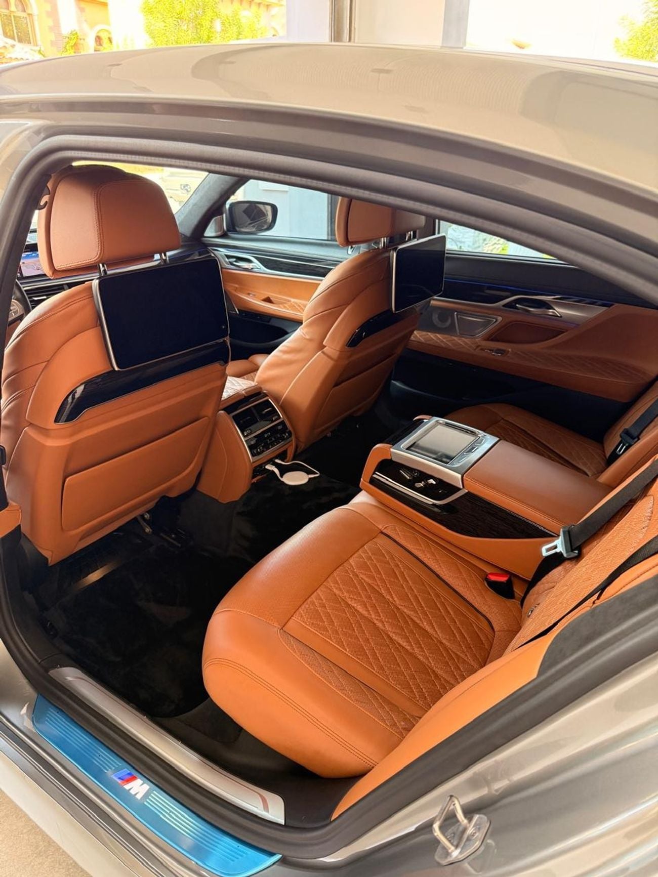 بي أم دبليو 750Li إكس درايف إم سبورت FULL WARRANTY + SERVICE PACKAGE UNTIL Nov'2027