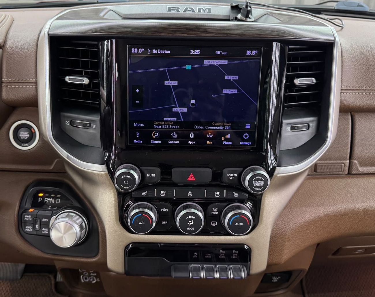 رام 1500 LARAMIE CREW 2020 RAM 1500 Laramie 5.7L HEMI V8 | 4x4 | GCC Ready | Luxury Pickup