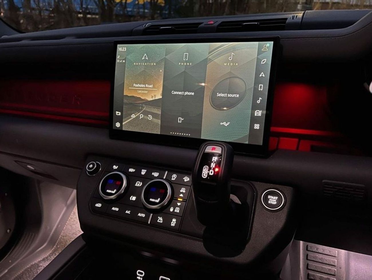 Land Rover Defender 130 3.0 P400 MHEV X RHD