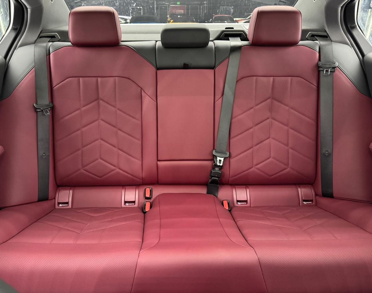 بي أم دبليو 520i 2.0 L | GCC | Low Mileage | RWD