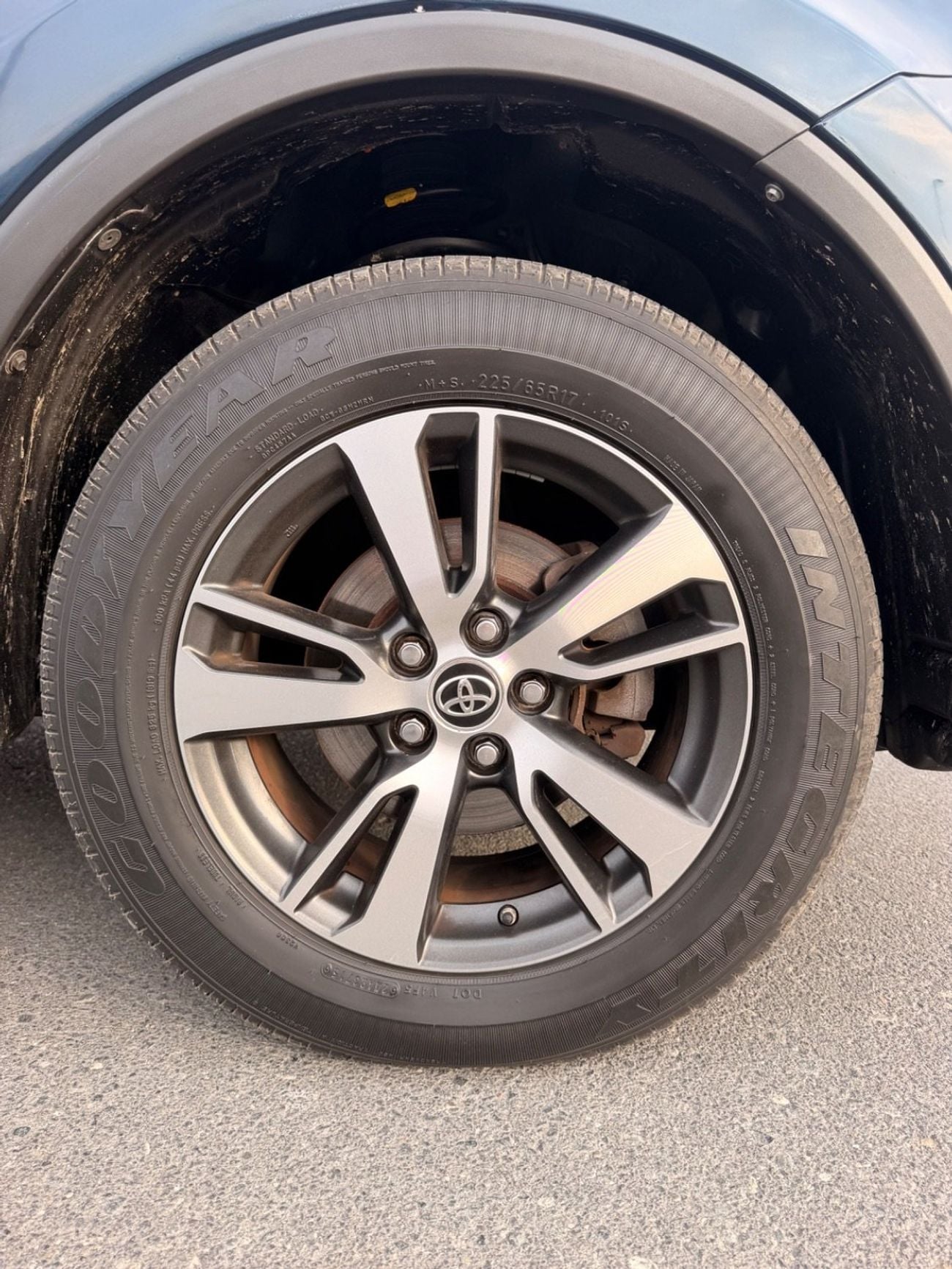 Toyota RAV4 XLE 2.5L / Sunroof, 4WD Full option