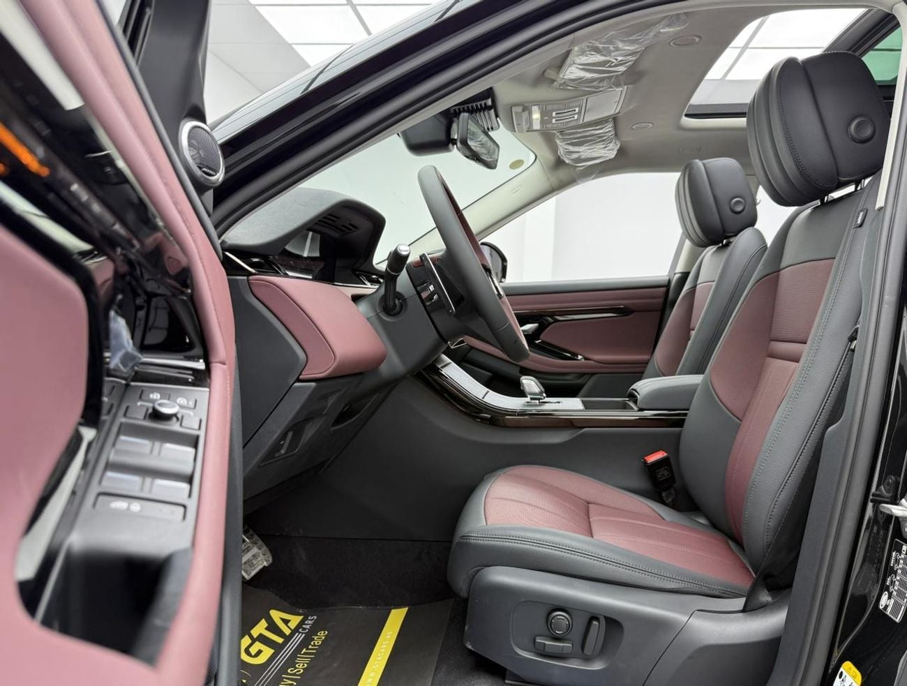 Land Rover Range Rover Evoque P250 SE 2.0L 2025 Range Rover Evoque P250 Dynamic SE ,Warranty ,Brand New.