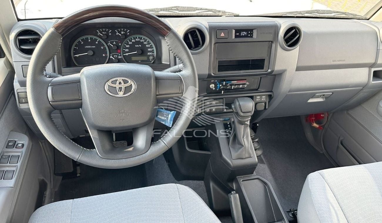 Toyota Land Cruiser 70 Toyota/LC76 DSL 2.8L AT/000D0 4X4 DELUXE. 9 seater