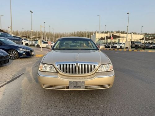 Lincoln Town Car SIGNATURE Accept a special price for a top-of-the-line model in excellent condition.