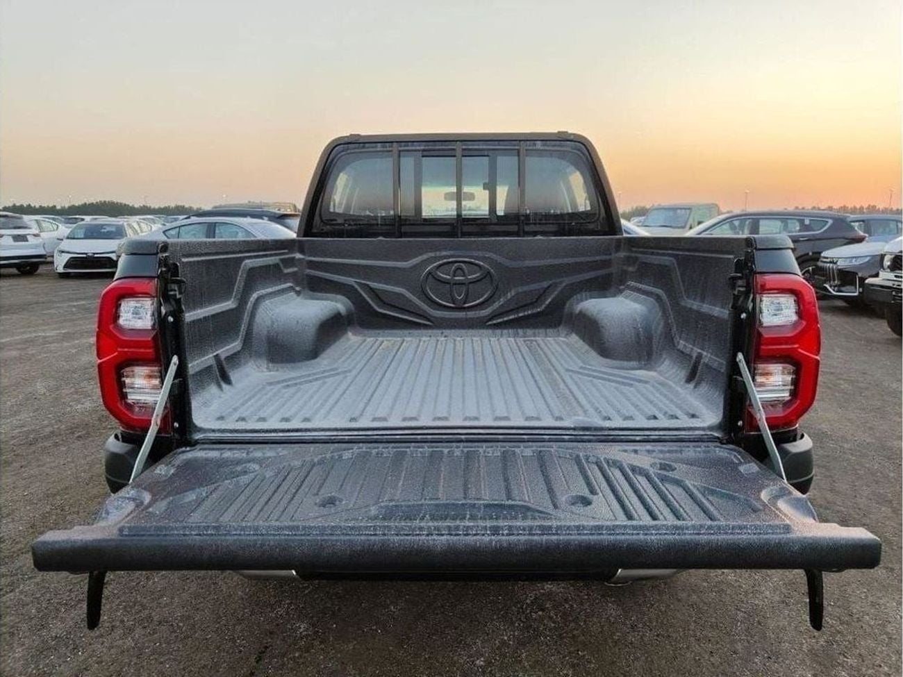 تويوتا هيلوكس SGLX TOYOTA HILUX 2.7 SR5 4x4 DOUBLE CABIN PETROL AUTOMATIC FULL OPTION 2025 MODEL