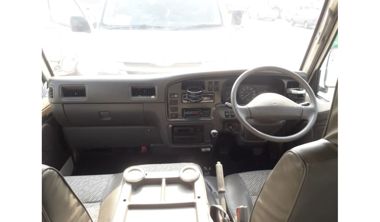 نيسان كارافان Caravan RIGHT HAND DRIVE (Stock no PM 693 )