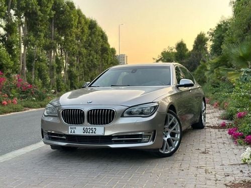 بي أم دبليو 750Li UAE Edition 4.4L - 2014 - GCC Specs - V8 - twin-turbo - 445 horsepower - Perfect Condition