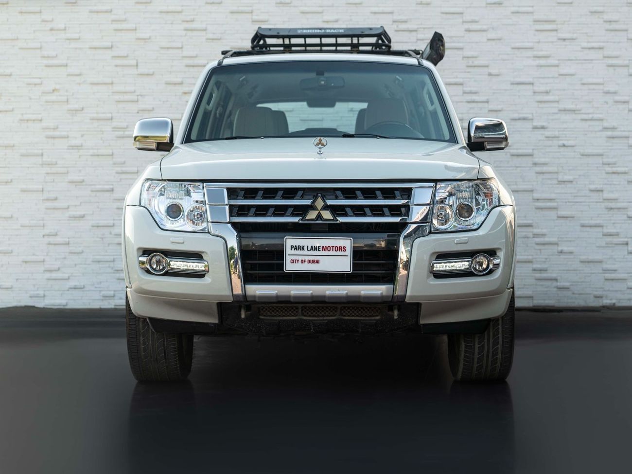 ميتسوبيشي باجيرو AED 1,415 PM • 3.8L PAJERO GLS TOP • ONLY 60,000 KMS • GOLD EMBLEM PACKAGE WITH RHINO ROOF-RACK