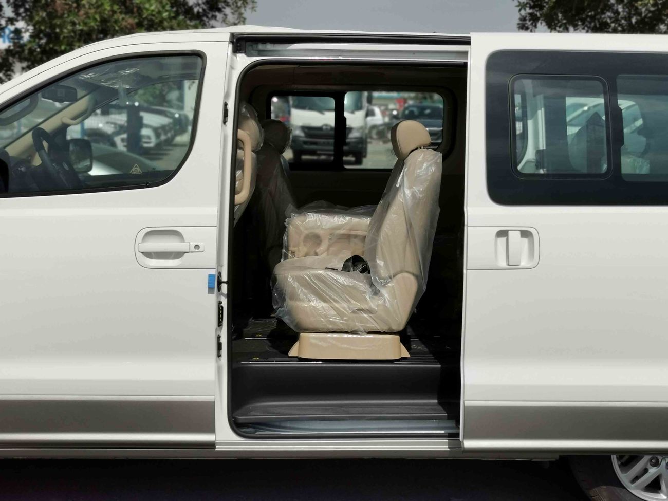 Hyundai H-1 2.4L 4CY Petrol, 16" Rims, Front & Rear A/C, Dual Airbags, CD-USB-AUX, Fabric Seats (CODE # HV02)