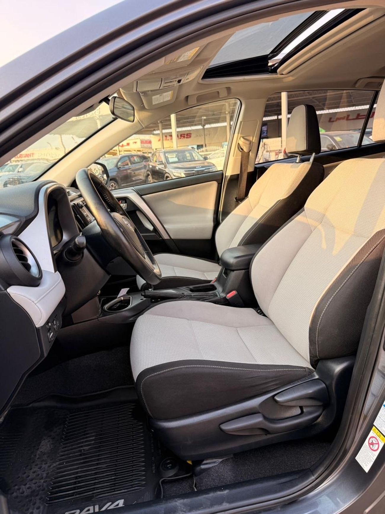 Toyota RAV4 Hybrid XLE 2.5L full option