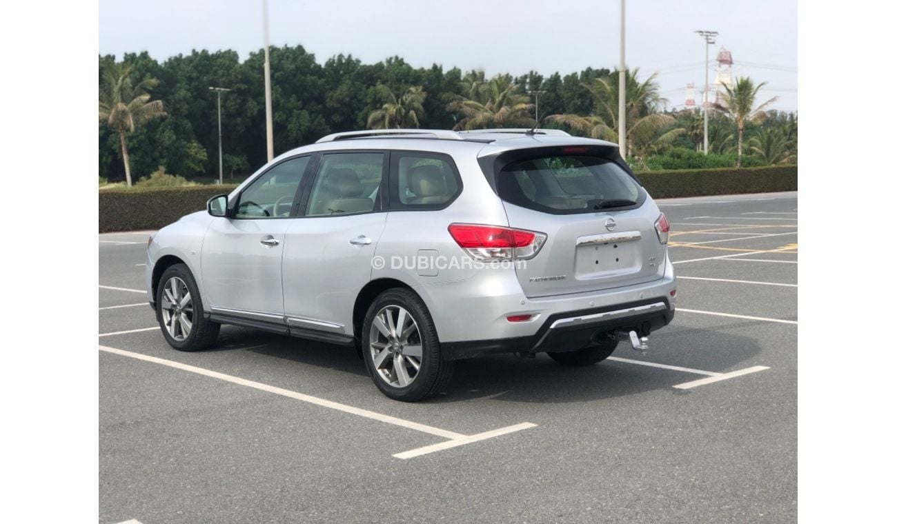 نيسان باثفايندر SV نيسان باثفندر موديل 2013 خليجي حاله ممتازه من الداخل والخارج كراسي جلد وبانوراما ومثبت سرعه مالك 