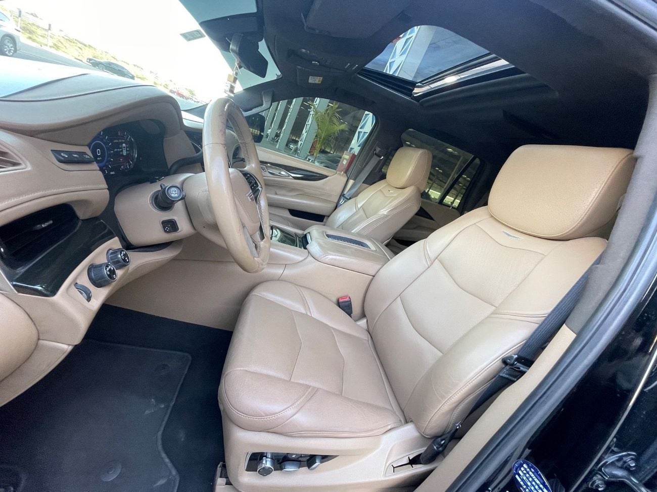 Cadillac Escalade Platinum 6.2L 7 SEATER / 360 CAMERA / SIDE STEP AUTOMATIC / WIRELESS CHARGER / SUPER CLEAN