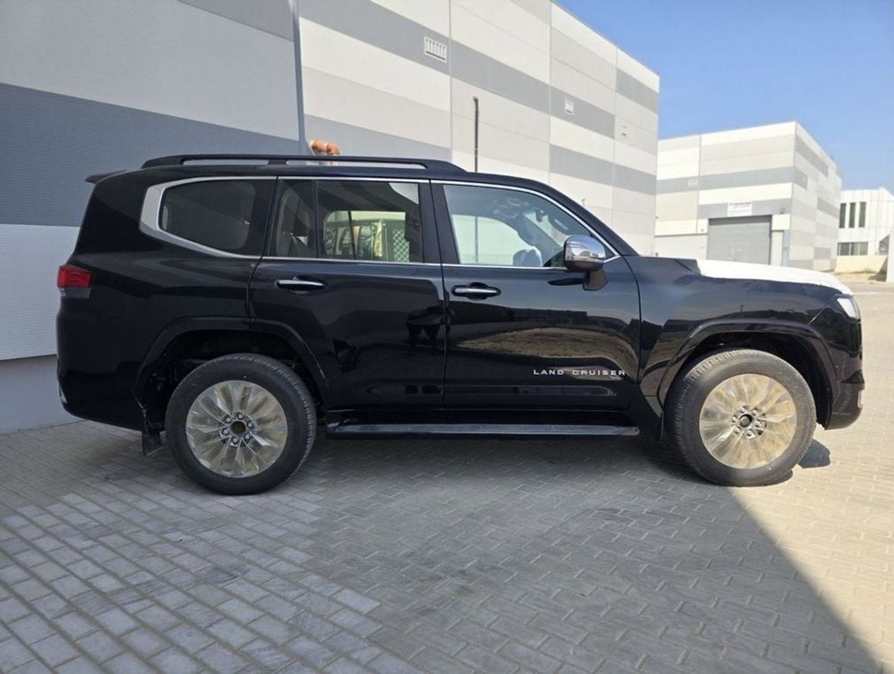 تويوتا لاند كروزر VX 3.5L PETROL A/T WITH MBS AUTOBIOGRAPHY VIP 4 SEAT AND ROOF STAR LIGHT