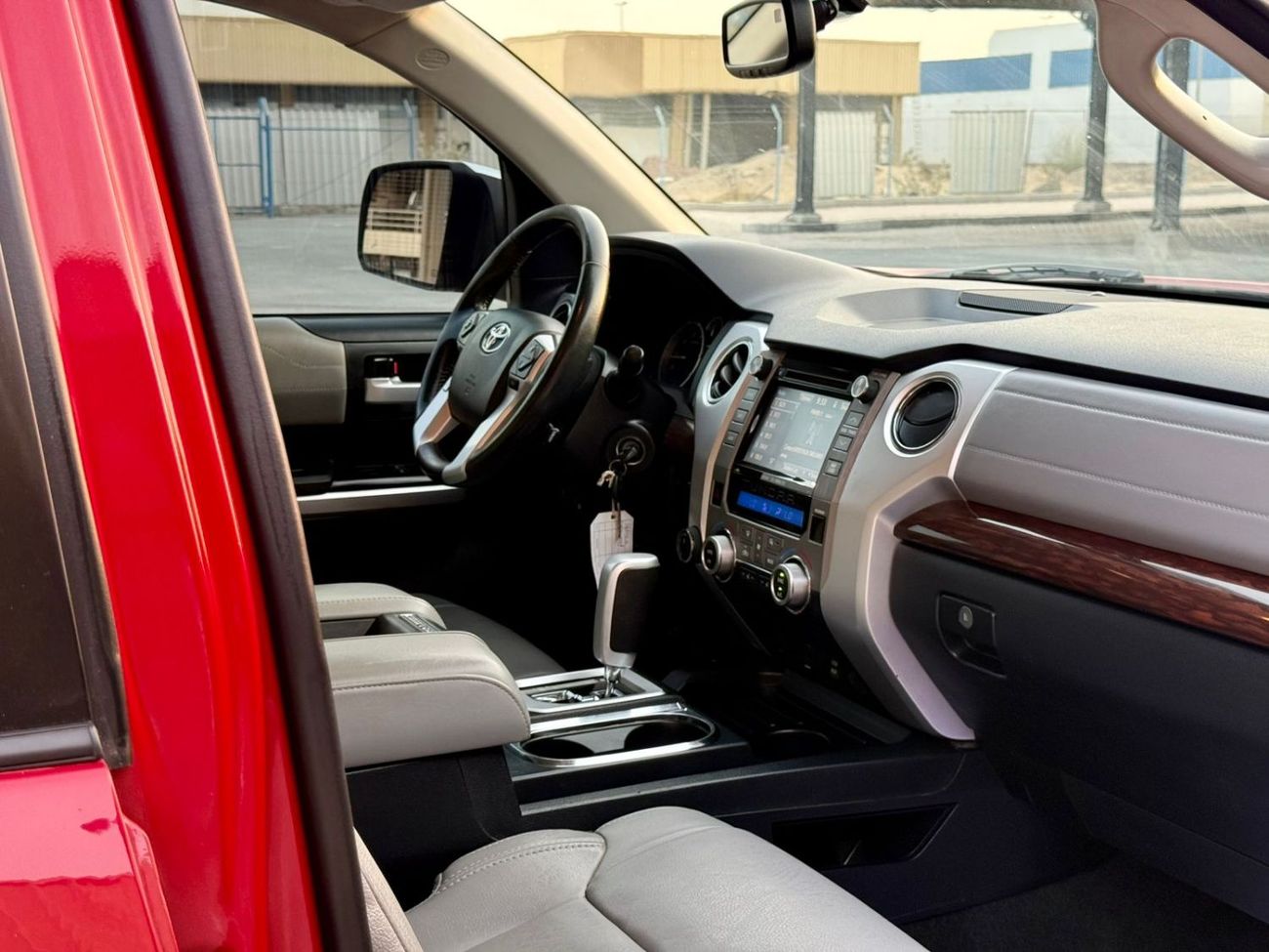 تويوتا تاندرا PETROL TUNDRA 5,7 LITER LEFT HAND DRIVE 2017 MODEL