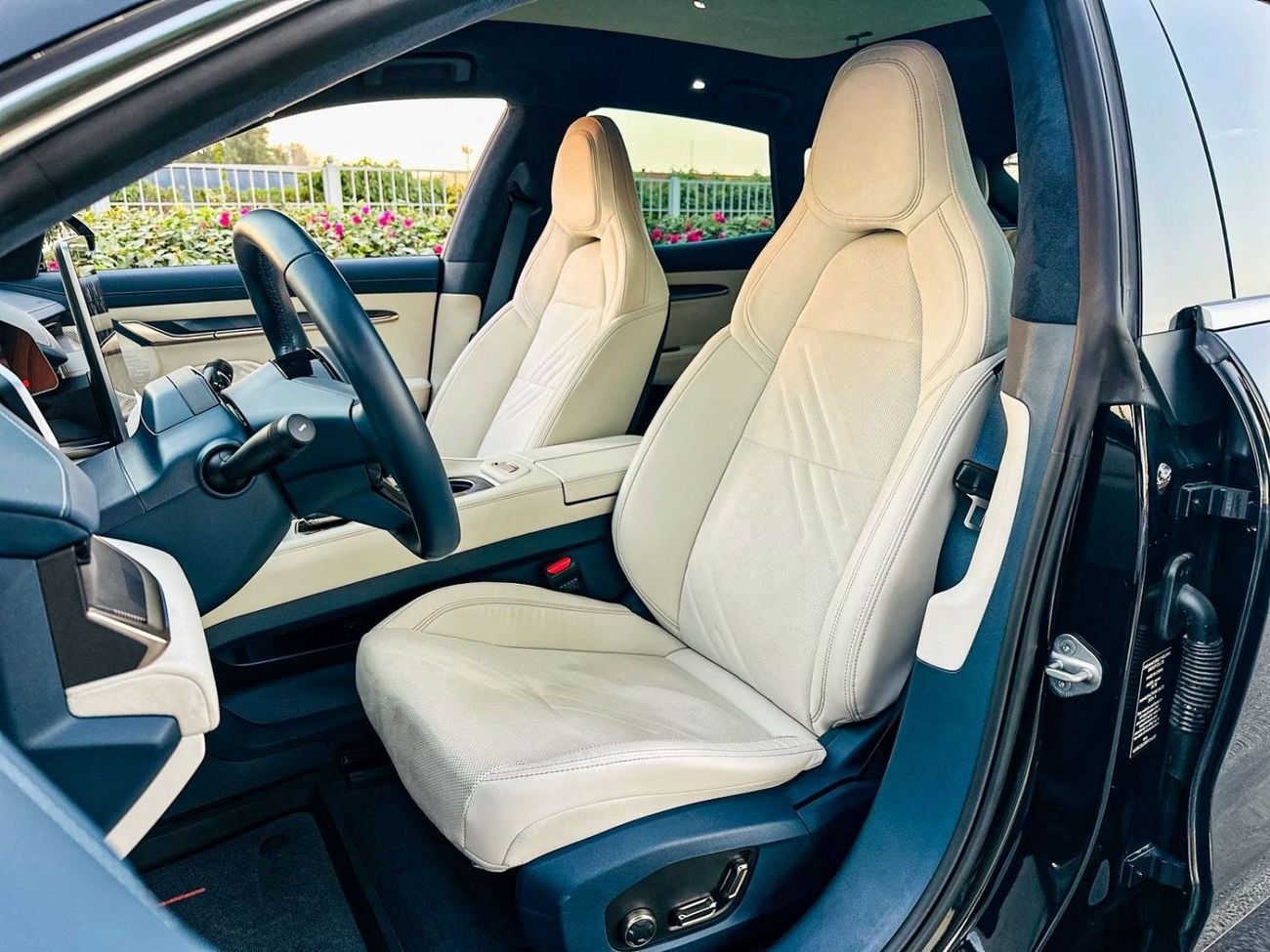 Zeekr 001 2024 Used Zeekr 01 Flagship AWD / Range (580 Km) / 544 Hp / Law Mileage (10,000 Km) / Gcc Warranty