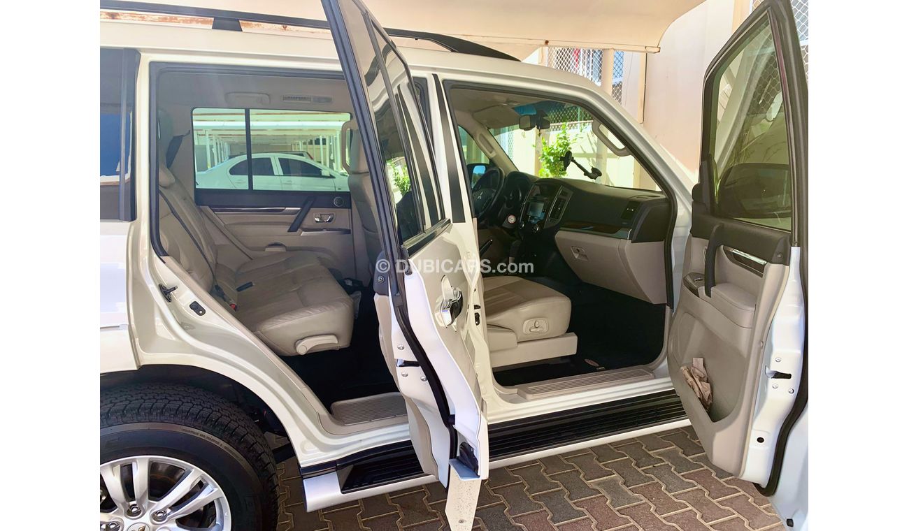 Mitsubishi Pajero 3.8 V6 GLS H/L (Gold Package)