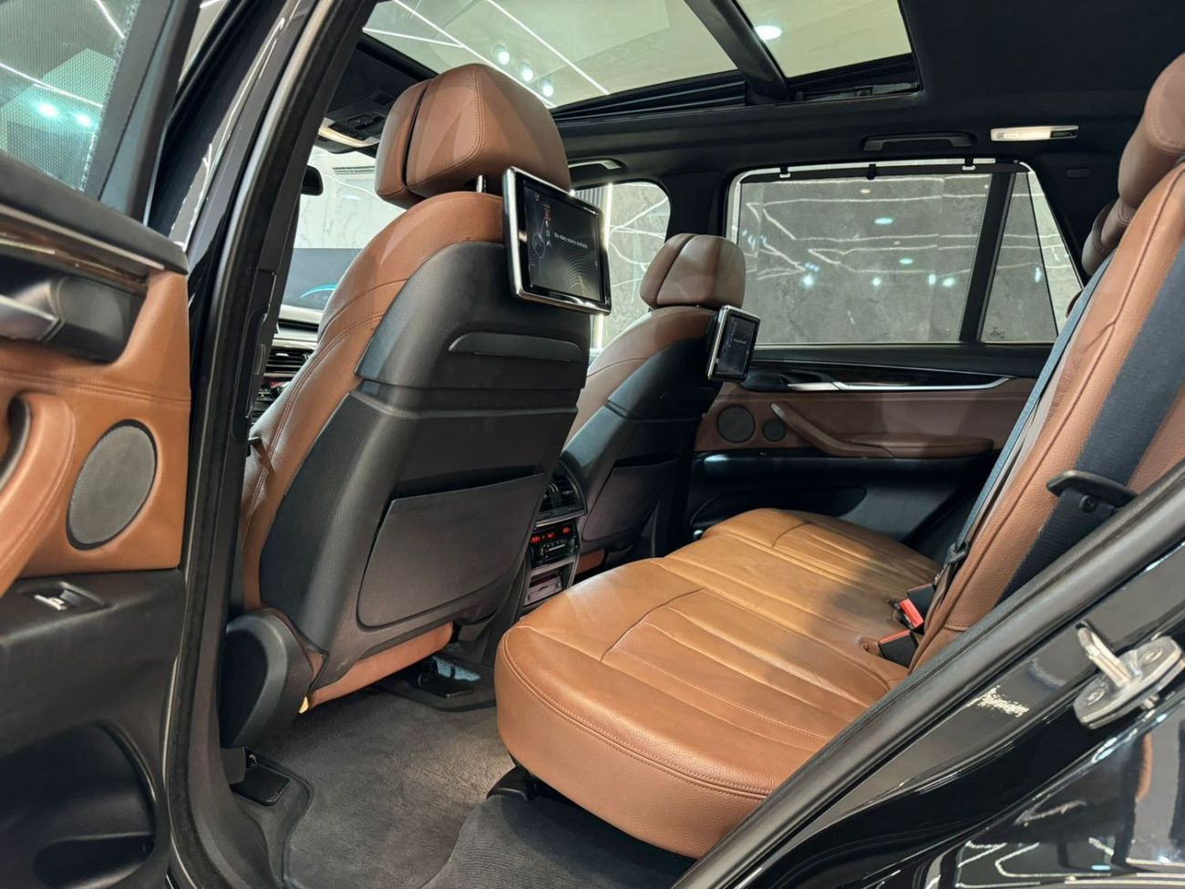 بي أم دبليو X5 50i Luxury 4.4L (7 Seater) AMAZING BMW X5 V8 || 7 SEATS || FULL OPTIONS || GCC II ACCIDENTS FREE I|