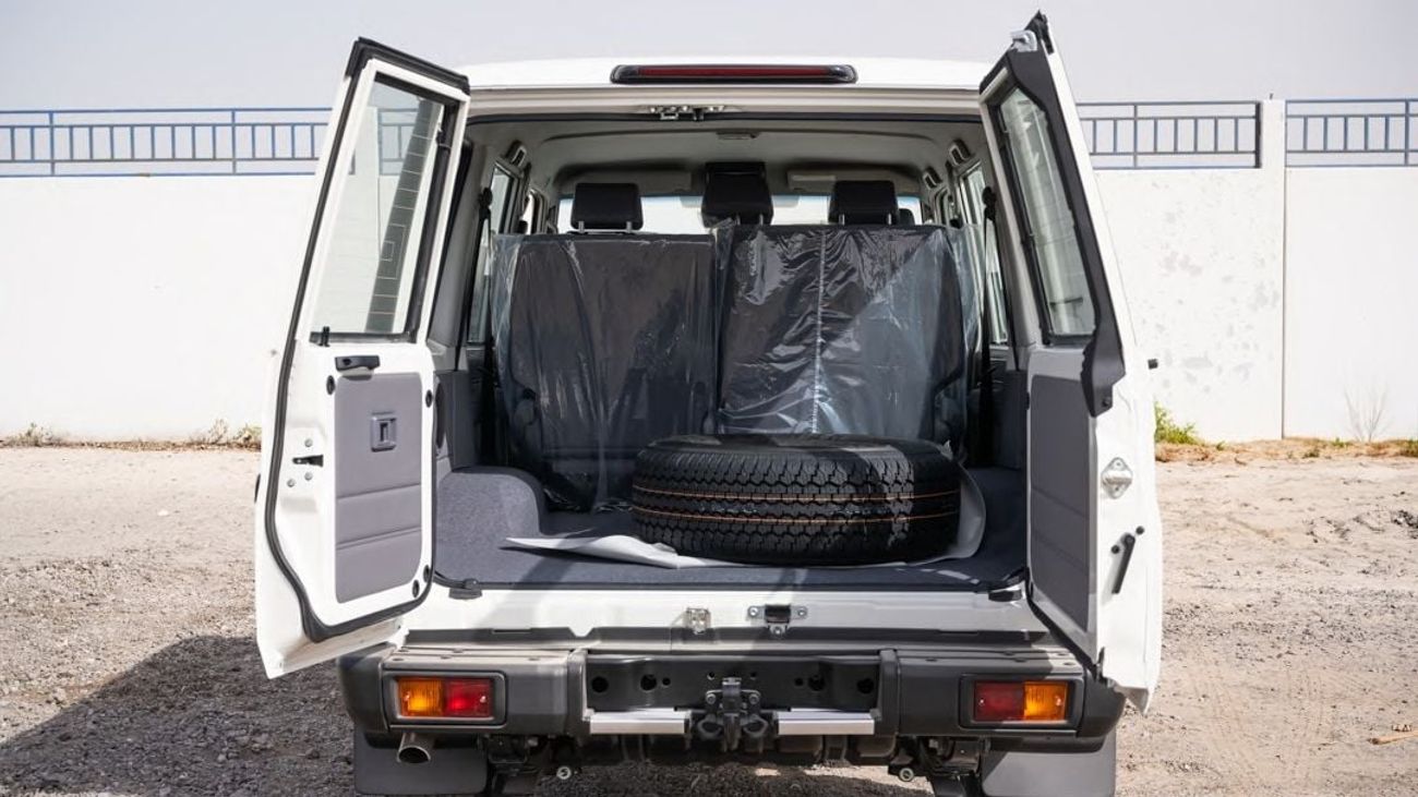 Toyota Land Cruiser 70 LC76 4.0 MT mid option 2025