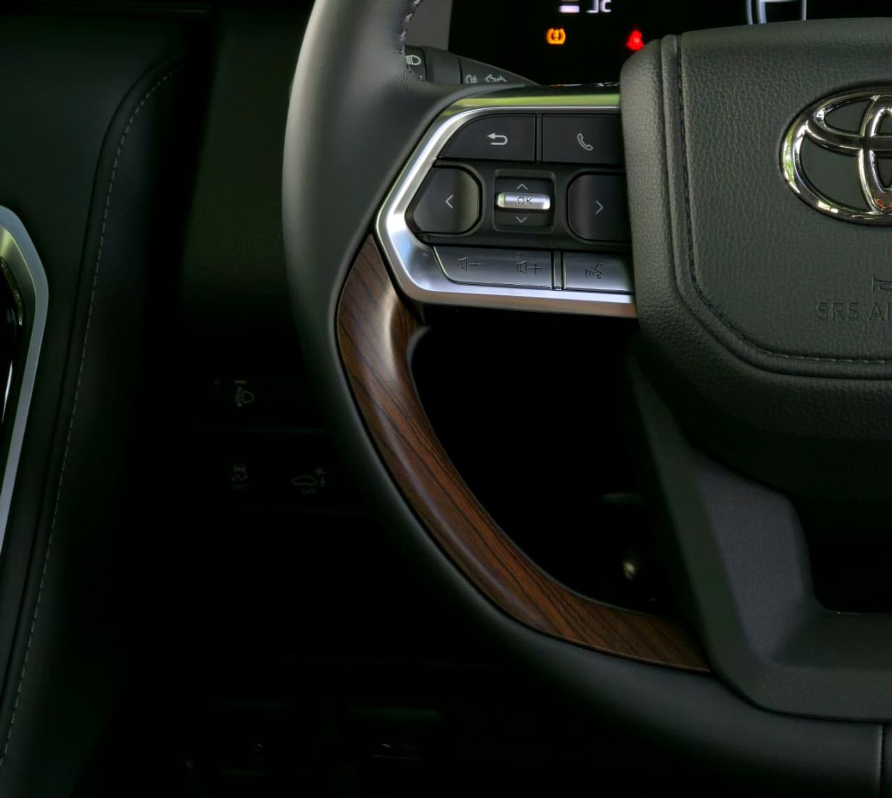 Toyota Land Cruiser LC300 GXR 4.0 - HIGH OPTIONS - WITHOUT RADAR - 2025 MODEL - BLACK INSIDE BLACK - GCC SPECS