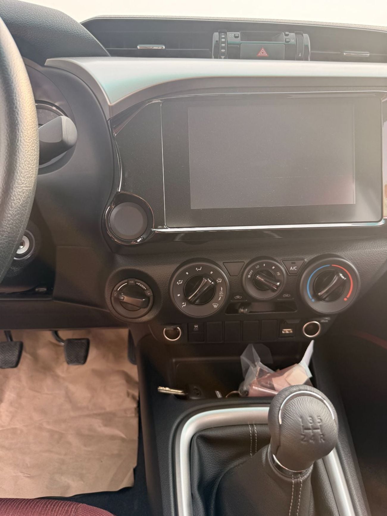 Toyota Hilux 2.7L - Super White Inside Red