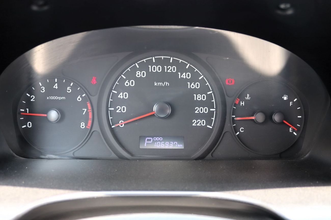 هيونداي H-1 متوسط المواصفات خالية من الحوادث - خليجي - فتحتين سقف - رقم واحد الفل - بحالة الوكالة من الداخل والخ