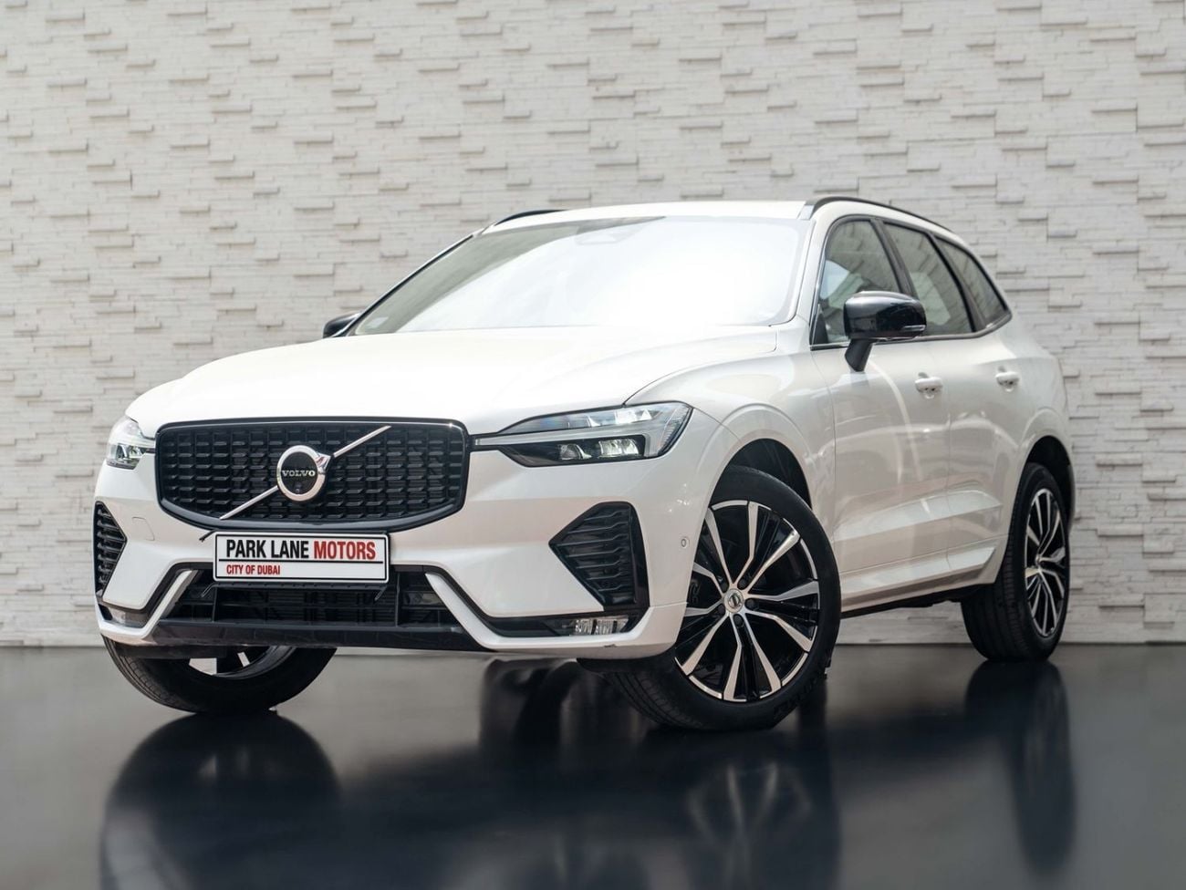 Volvo XC60 ULTIMATE DARK — фото 1