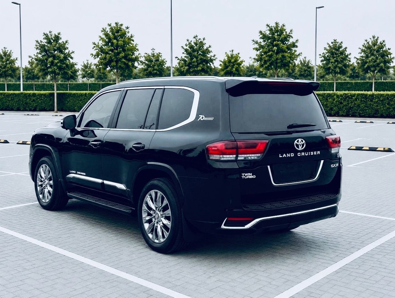 Toyota Land Cruiser Toyota Land Cruiser GXR model 2017 fuel petrol cylinder 6 black colour and GCC