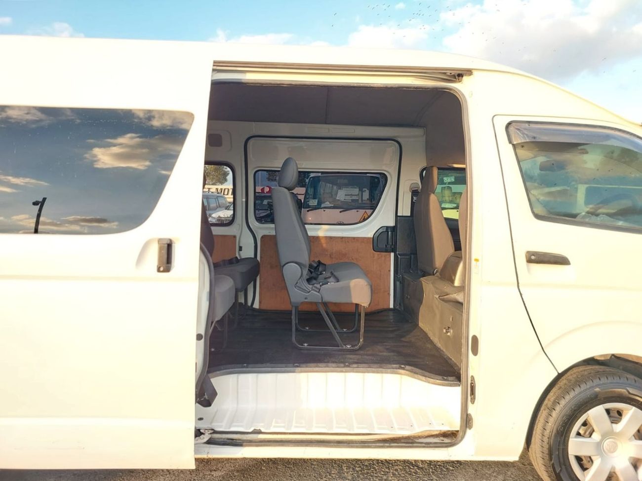 Toyota Hiace TOYOTA HIACE COMMUTER VAN RHD 2016 MODEL 3.0 L DIESEL AUTOMATIC(PM18509)