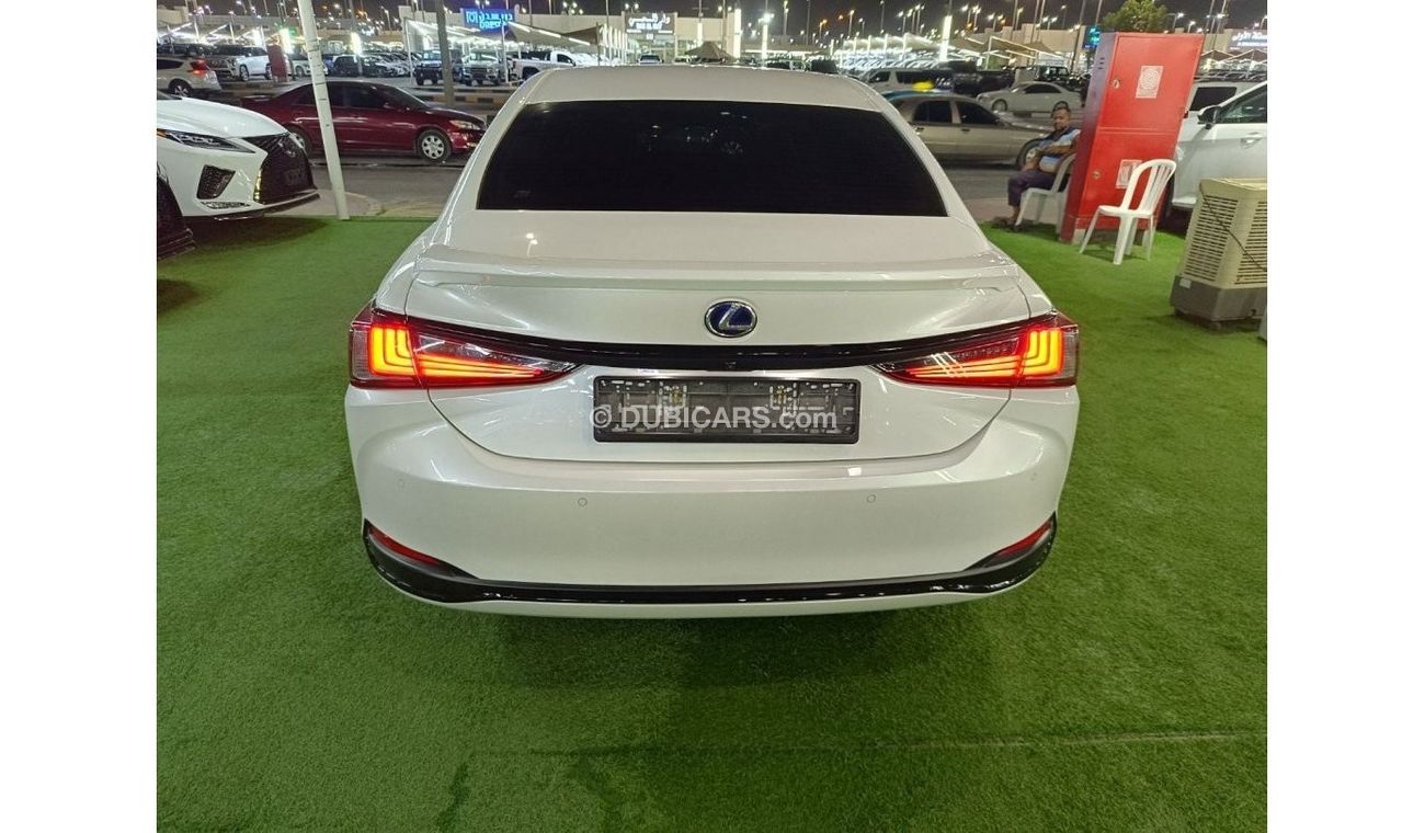 Lexus ES 300 Hybrid The car is in very good condition without accidents.inside and outside is very clean.