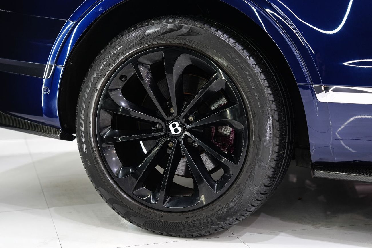 بنتلي بينتايجا W12, Carbon Fiber Body Kit, Panoramic Roof, Starlight Headliner, GCC Specs!!