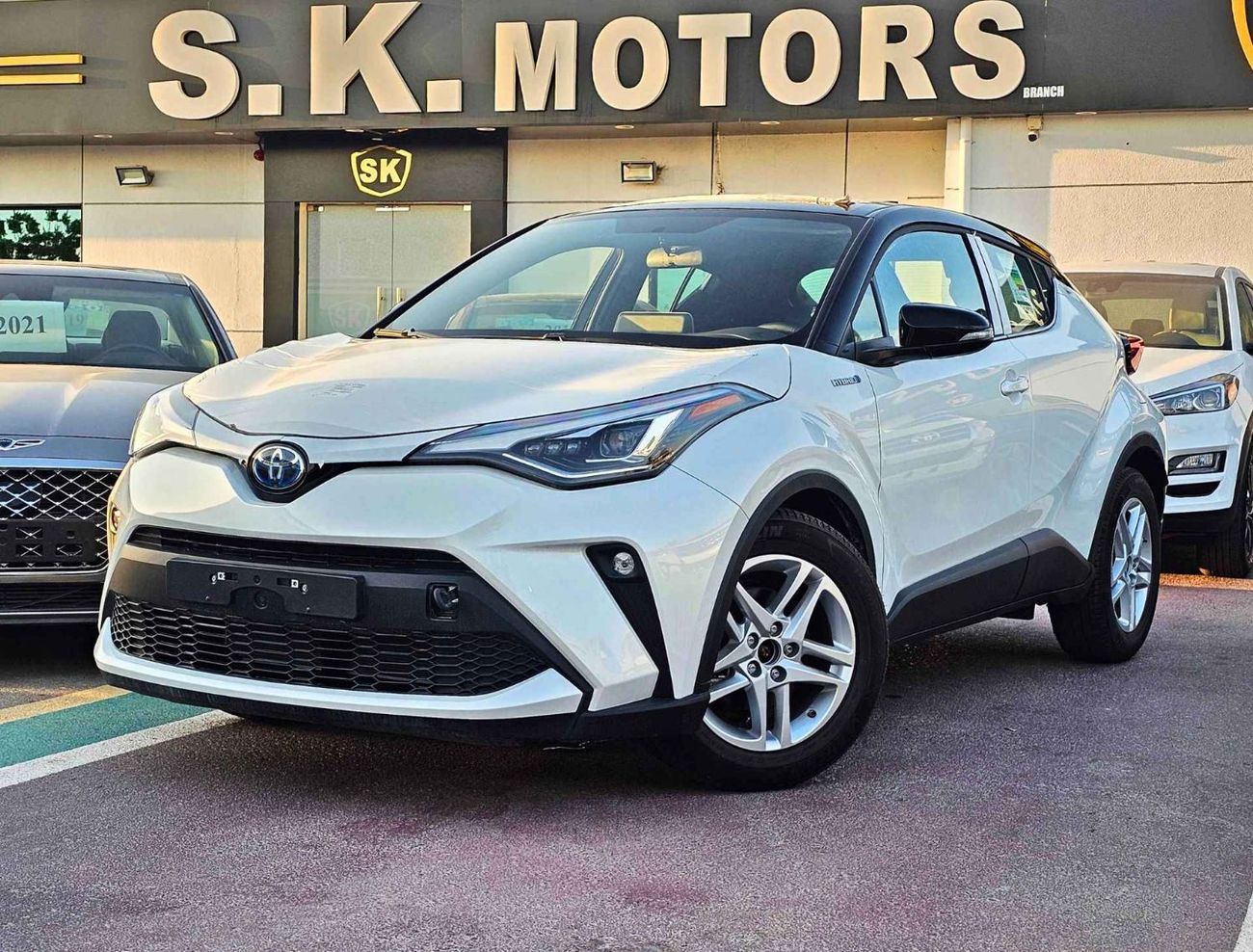 Toyota CHR LUXURY / 1.8L HYBRID / DOUBLE TONE / PUSH START / LEATHER SEATS / FULL OPTION (CODE# 67991)