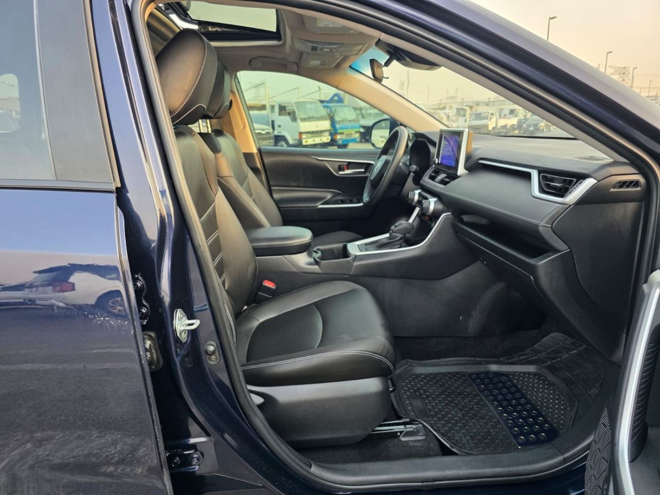 Toyota RAV4 2023 Model Sunroof , Push button , leather seats and trunk automatic