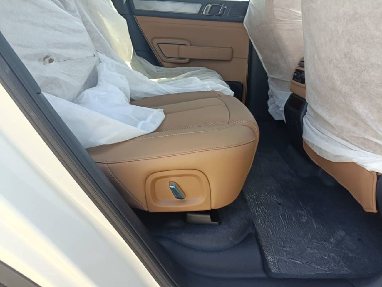 BYD Leopard 5 Leopard5 white-brown Long Range Version