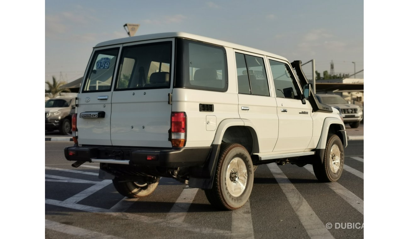 تويوتا لاند كروزر هارد توب 4.2L Diesel, 16" Alloy Rims, Key Start, 4WD Gear Box, Xenon Headlights, CODE - HTLX76