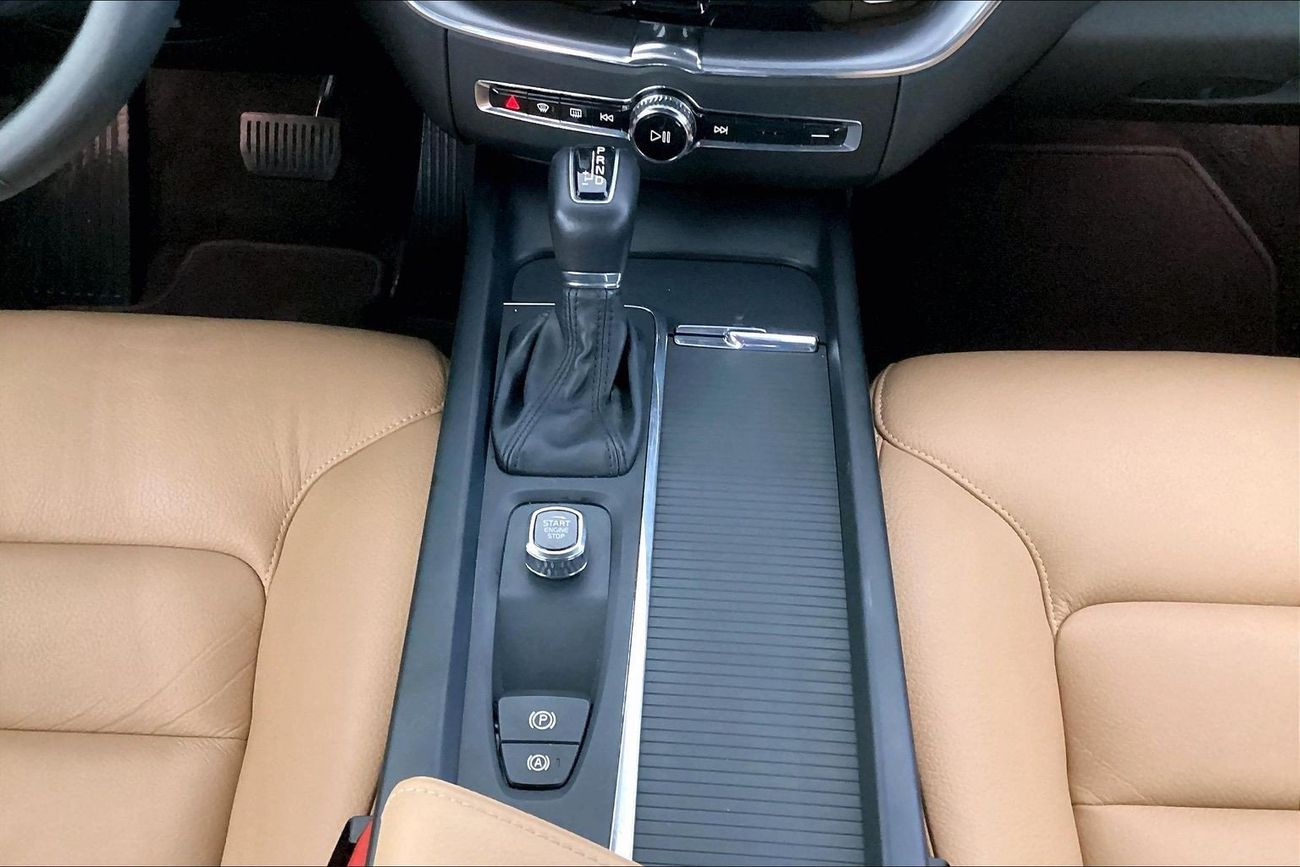 فولفو XC 60 T5 Momentum | National Day Celebration | شامل الضمان | 0 ﺪﻔﻋﺓ ﺃﻮﻟﻯ