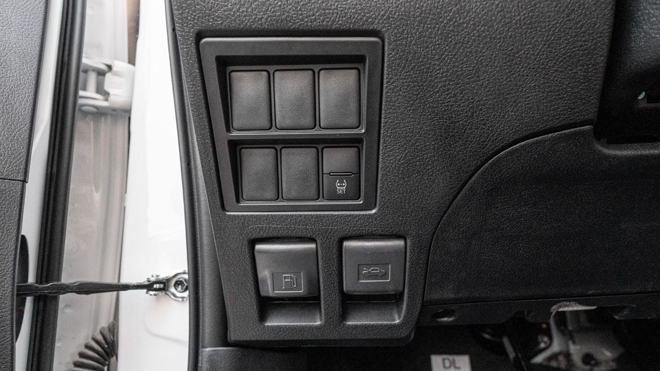 Toyota Hilux 2025 Toyota Hilux 2.7L AT Petrol (White)