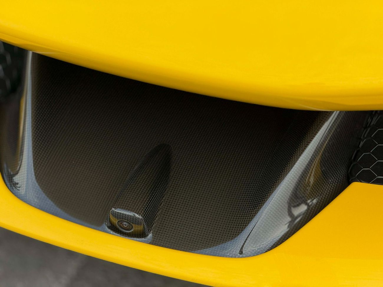 فيراري SF90 سبيدر GCC SPEC NEAT AND CLEAN UNDER WARRAANTY