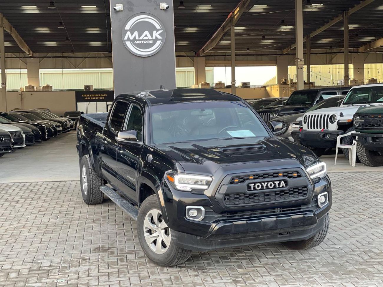 تويوتا تاكوما طقم TRD / محرك V6 سعة 3.5 لتر / دفع رباعي / فتحة سقف / شاشة كبيرة / نظام مراقبة النقاط العمياء / بحا