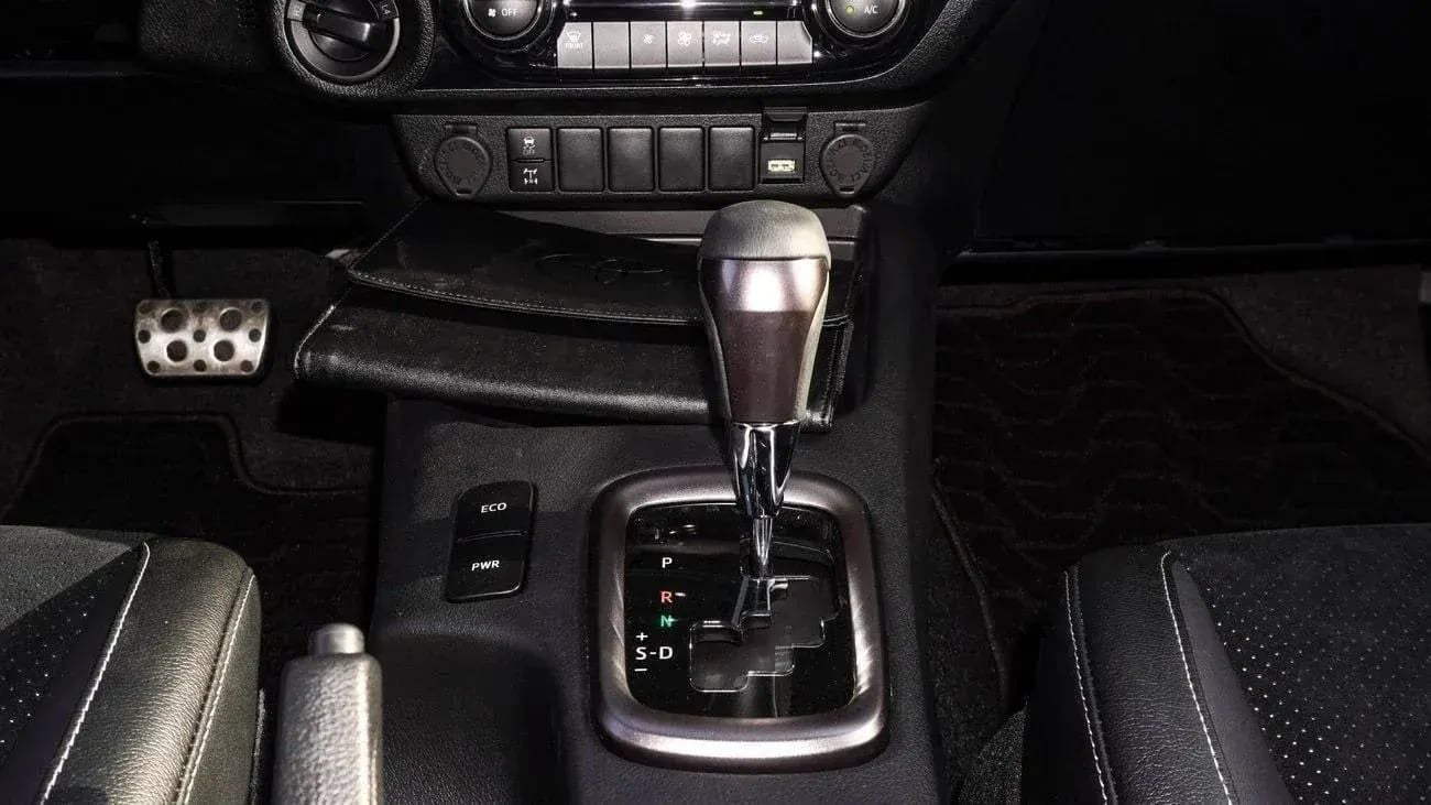 Toyota Hilux GR Sport 4.0L WHITE GCC 2025 FULL OPTION