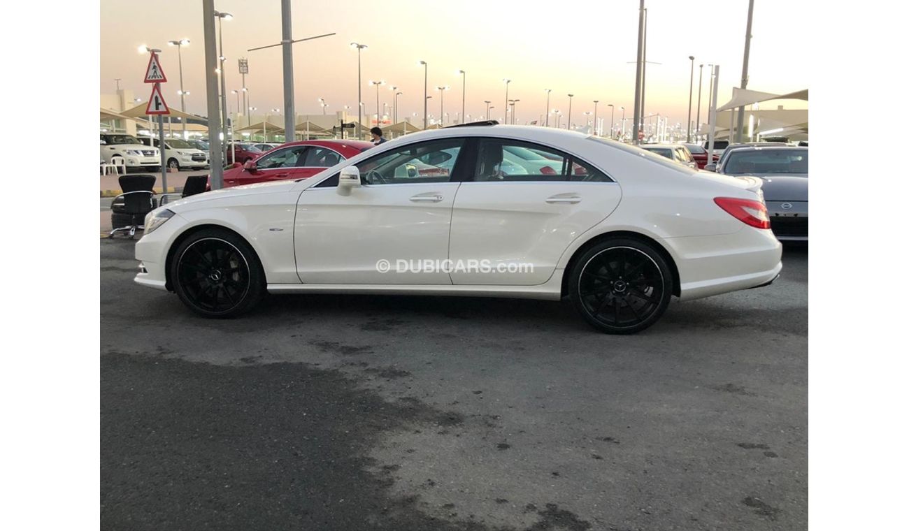 Mercedes-Benz CLS 550 Mercedes benz CLS500 model 2012 GCC car prefect condition full option low mileage sun roof leather