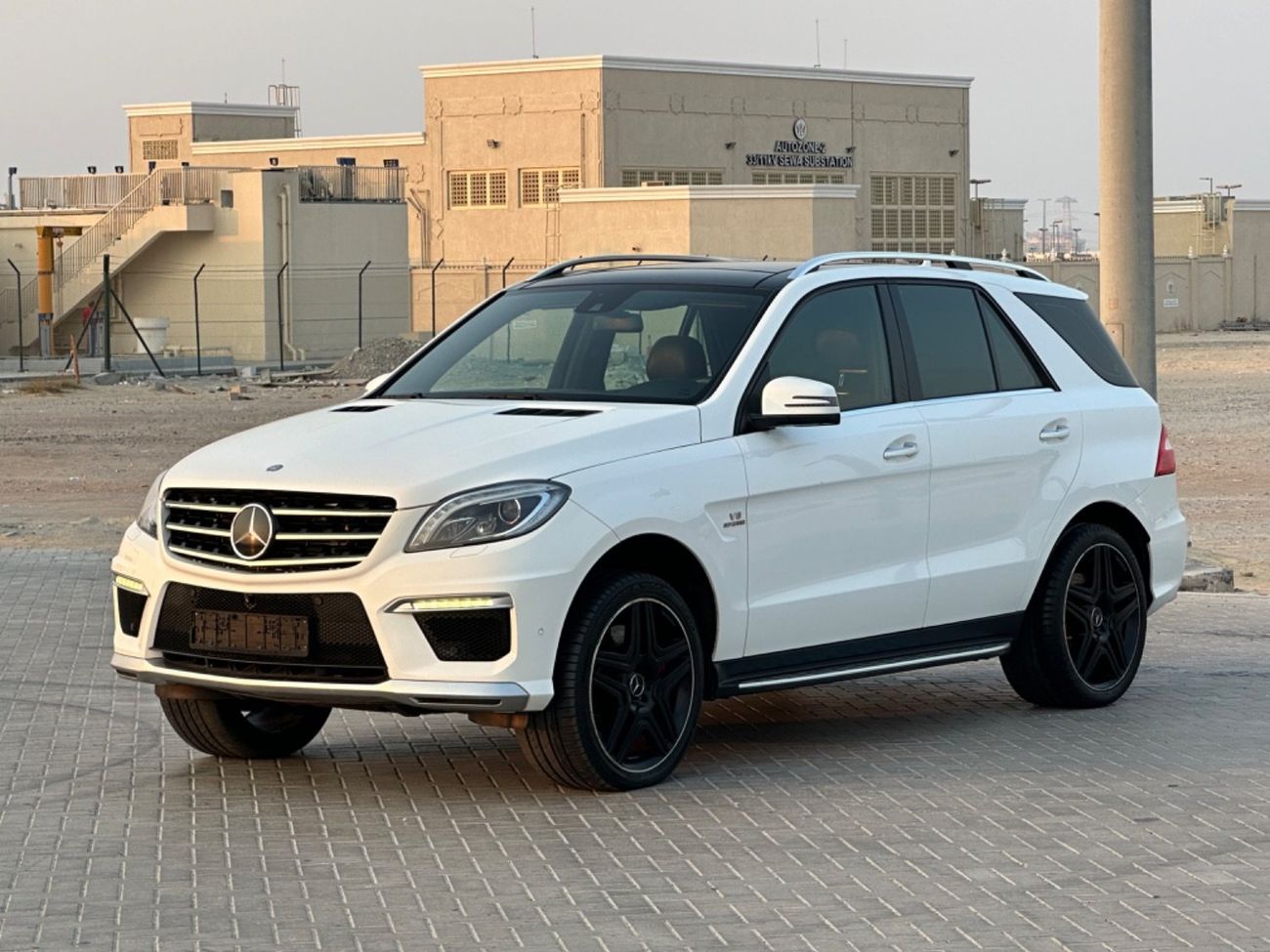 مرسيدس بنز ML 63 AMG موديل 2015 حاله ممتازه صبغ وكاله بالكامل فل مواصفات بانوراما وردار