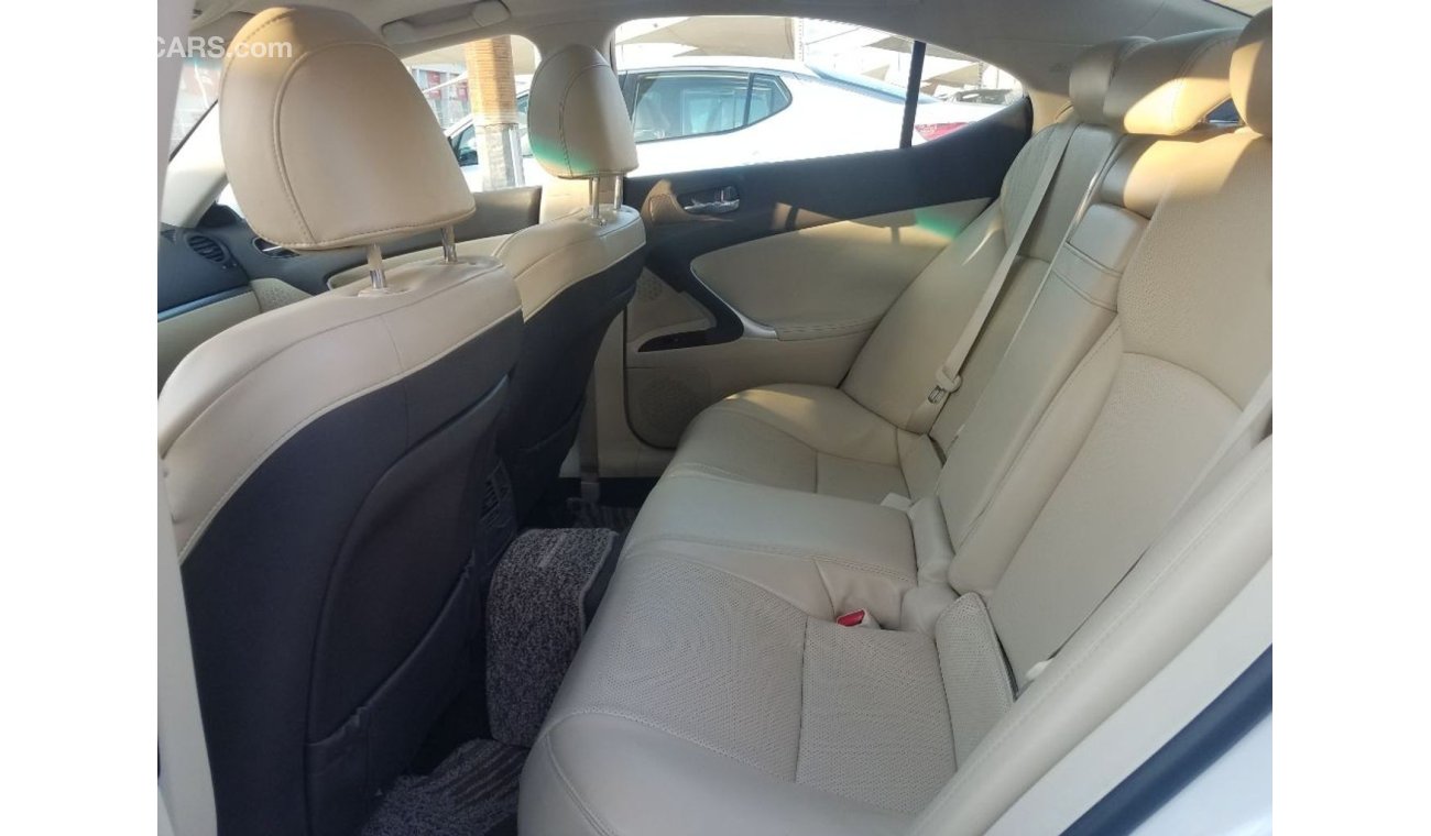 Lexus IS300 Lexus IS 300 GCC 2011 GCC without accident without dye in agency condition