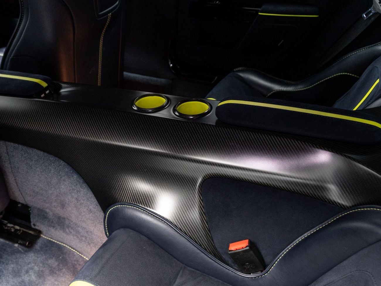 أستون مارتن رابيد AMR