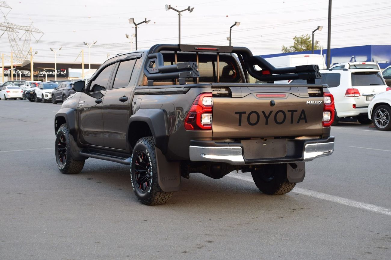 تويوتا هيلوكس S GLX 2.8L AWD M/T