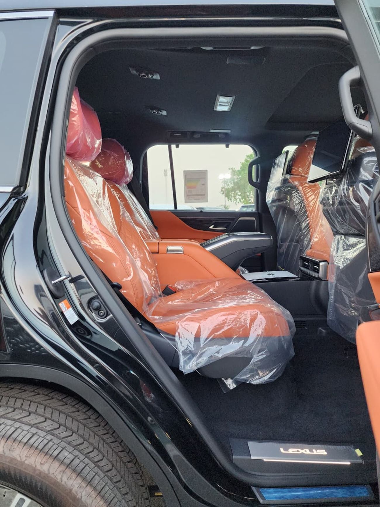 لكزس LX 700h VIP لكزس LX700 بمقاعد هجينة || كاملة المواصفات | بنزين، محرك V6 سعة 3.5 لتر، دفع رباعي (الرمز L7V) أسود،
