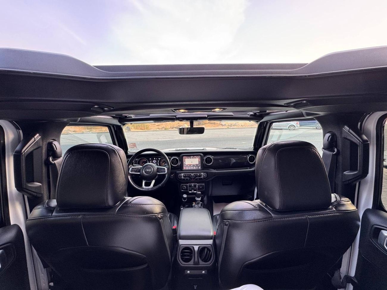 Jeep Wrangler Unlimited Sahara 3.6L 3.6L V6 / SAHARA / PANORAMIC ONE TOUCH ROOF / LEATHER / BIG SCREEN / LOW MILEA